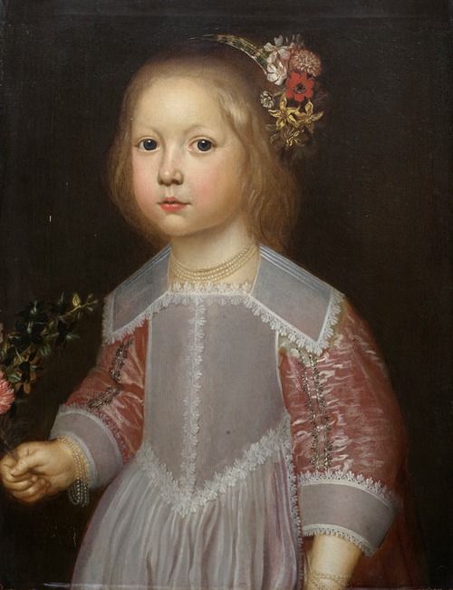 Portrait d’une petite fille tenant des fleurs, à mi-corps
