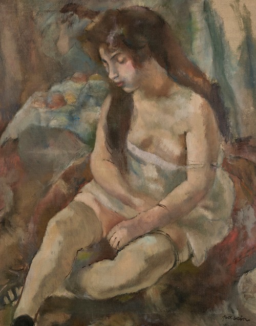 Jeune fille assise avec un bol de fruits
