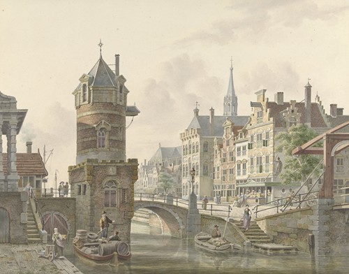 Gracht in een stad met een torentje bij een stenen brug