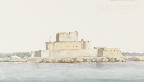 Gezicht op kasteel van San Mauro la Bruca vanaf zee bij aankomst
