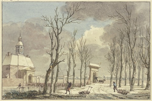 Stadttor mit Türmchen im Winter, eine lange Brücke führt über den Kanal nach einer Allee