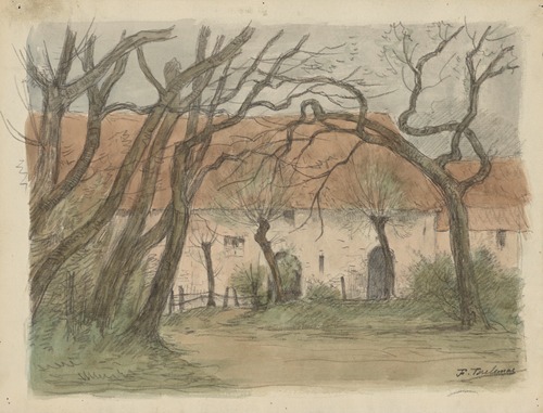 Grande maison campagnarde derrière un bouquet d’arbres