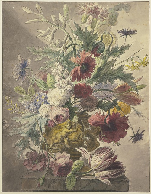 Blumenstrauß in einer Vase mit Basrelief, vorne liegt eine Rose und eine Tulpe