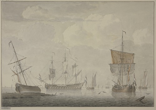 Ruhige See mit vielen Schiffen, links liegt ein Schiff auf dem Strand