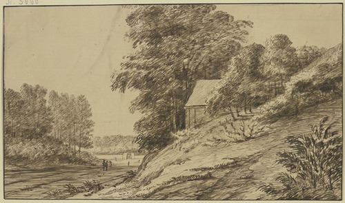 Landstraße durch den Wald, rechts unter hohen Bäumen auf einem Abhang eine Hütte