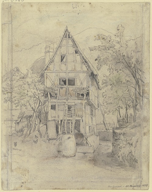 Bauernhaus unter Bäumen, davor einige Fässer und Hühner