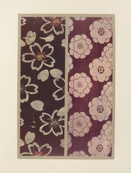 Semis de fleurs sur fond noir ; fleurs stylisées sur fond violet