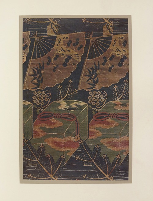 Branches de pin, boîtes et éventails