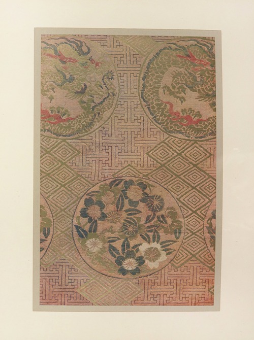 Dragon et fleurs sur fond géométrique