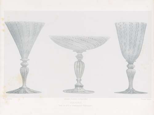 Vases de verre à ornementations filigraniques