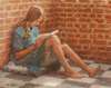 Læsende pige siddende ved en murstensvæg