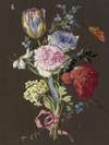 Blumengebinde aus Anemonen (Anemona), Tulpe (Tulipa), Mohn(Papaver), Narzisse (Narcissus) und Aurikel (Primula auricula) mit braunem Schmetterling