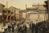 Belebte Pekinger Straßenszene vor dem Quianmen Tor