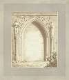 Zugemauertes gotisches Portal mit der Inschrift; zum Andenken 1826